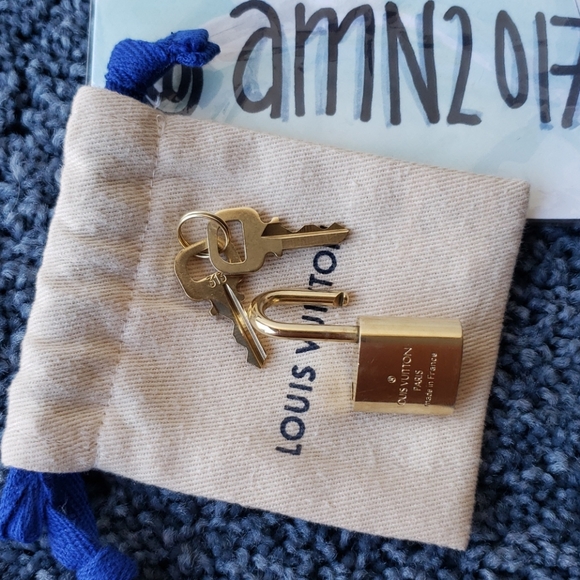 Louis Vuitton Lock & 2 Keys w/ Dustbag -LV Padlock - Picture 3 of 6